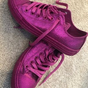 Sparking hot pink Converse low tops!